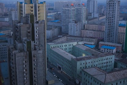 Fotografía de la serie ganadora del tercer premio en la categoría de proyectos a largo plazo de la 59 edición del World Press Photo, del fotógrafo estadounidense David Guttenfelder. La serie está formada por fotografías urbanas y rurales de Corea del Norte que tratan de capturar la vida de sus ciudadanos así como eventos y ceremonias militares. El fotógrafo negoció un acceso sin precedentes en el país y realizó más de 40 viajes a Corea del Norte para realizar este trabajo entre el 25 de febrero de 2008 y el 23 de mayo de 2015.