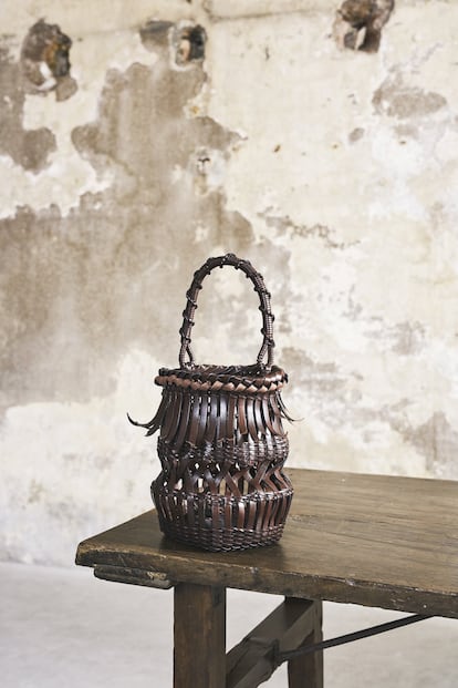 <p>El idilio de la casa de lujo española <a href="https://www.loewe.com/eur/es/home" rel="nofollow" target="">Loewe</a> con la artesanía tradicional se ha materializado este año en una colección de cestería contemporánea presentada durante el Salone del Mobile. La pieza que aparece en la imagen está elaborada con tiras trenzadas de piel, y representa ese equilibrio entre tradición manual y lujo actual que tanto aprecia Jonathan Anderson, director artístico de la casa.</p>