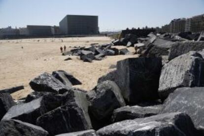 Bloques de hormigón del espigón de la Zurriola desplazados tras los temporales que azotaron la costa vasca el pasado mes de febrero.