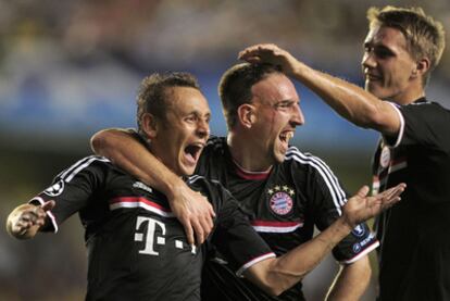 Ribéry y Petersen celebran con Rafinha el segundo gol de los alemanes.