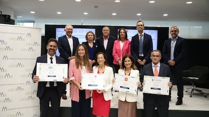 Entrega de las acreditaciones CEOMA a empresas amigables. En la foto, María Emilia Adán, decana del Colegio de Registradores, segunda por la izquierda en la fila de detrás.