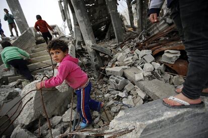 Un niño palestino camina entre los escombros de una vivienda en el barrio de Shejaeiya, en Gaza. La situación ha empeorado en los últimos meses. A la falta de higiene y salubridad se han unido la crisis económica y el paro galopante que existe en el territorio.