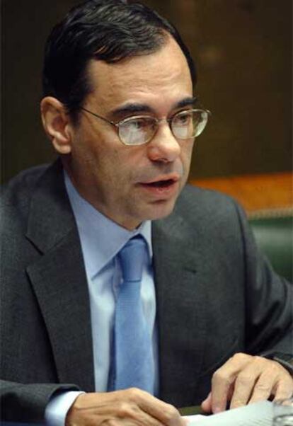 Jaime Caruana, gobernador del Banco de España, en el Senado.