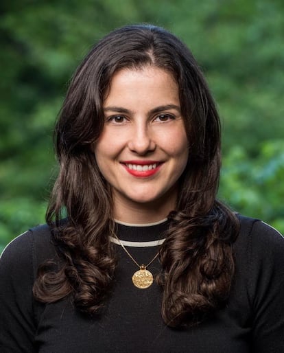 <p>Alexandra Diracles es una ingeniera de <em>software</em> que fundó (y dirige) <a href="https://www.vidcode.com/">Vidcode</a> en 2014 para enseñar a programar a los jóvenes hablándoles en su idioma. Ella y sus dos socias (Melissa Halfon y Leandra Tejedor, ninguna llega a la treintena) articularon un programa académico distribuido en ocho años de lecciones a través de vídeos sencillos y divertidos. El verano pasado se asociaron con Snapchat, una de las aplicaciones predilectas de los adolescentes, para crear un concurso de programación de filtros de la popular herramienta de vídeos efímeros. Vidcode se usa hoy en 25.000 escuelas, cuenta con el apoyo del departamento de educación de Nueva York y pretende llegar a 20 millones de jóvenes en 2020. Además, más del 60% de sus alumnos son chicas.</p>