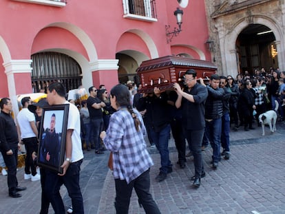 Familiares de Galileo Almanza, asesinado el 17 de diciembre, durante su funeral en Salvatierra (Estado de Guanajuato), este martes.