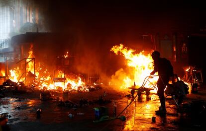 Un manifestante intenta extinguir un incendio en el campus de la Universidad Politécnica de Hong Kong durante los enfrentamientos con la policía en Hong Kong.