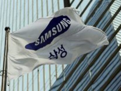 Vista de una bandera con el logo de Samsung Electronics en los cuarteles generales en Se&uacute;l, Corea del Sur. EFE/Archivo