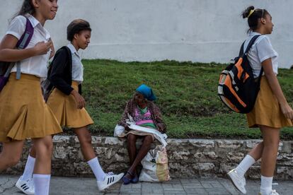En Cuba, la esperanza de vida es de 79,1 años, una edad casi igual a la de Estados Unidos. Según el sistema de pensiones de la isla, las mujeres tienen derecho a dejar de trabajar a los 60 años y los hombres a los 65 si han cumplido al menos 30 en el mundo laboral. Dado que los sueldos son extremadamente bajos, las jubilaciones suelen ser inferiores a los nueve euros. A los cubanos no les queda más remedio que buscar ingresos adicionales para llegar a fin de mes.