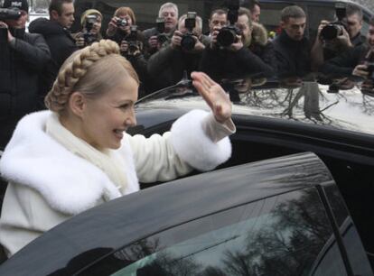 La primera ministra ucrania, Yulia Timoshenko, tras salir de un centro electoral en Dnepropetrovsk.