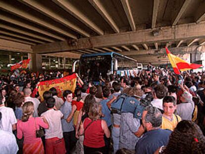 Recibimiento de la selección española a la vuelta de Corea en el aeropuerto de Barajas