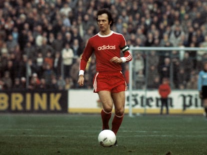 Franz Beckenbauer en un partido del Bayern de Múnich contra el Rot Weiss Essen en la temporada 1976/1977
