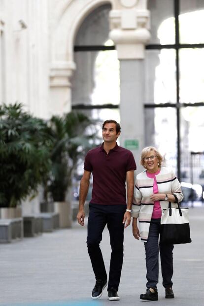 La alcaldesa y el tenista han conversado unos minutos en francés mientras posaban para los fotógrafos y cámaras de televisión, antes de iniciar el recorrido por las instalaciones municipales.