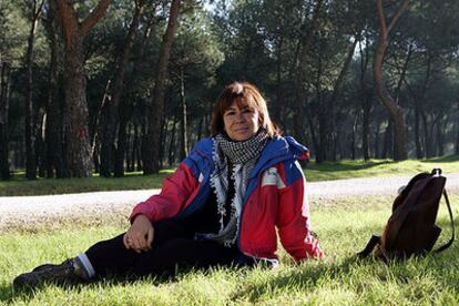 Cristina Narbona descansa de sus afanes de andarina en la Casa de Campo de Madrid el pasado martes.