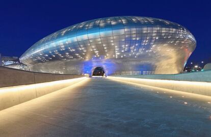 Dongdaemun Design Plaza, emblema de la moda en Corea

En abril de 2009 comenzó la construcción de este edificio pensado como museo y sala de exposiciones. Chanel presentó su desfile Crucero 2015/ 2016 en el edificio curvilíneo de aires futuristas y otras firmas locales lo han utilizado para presentar sus colecciones. También albergó la exposición 'Culture Chanel'.