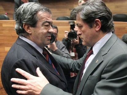 Javier Fern&aacute;ndez, nuevo presidente del Gobierno de Asturias, saluda a su antecesor en el cargo, Francisco &Aacute;lvarez Cascos. 