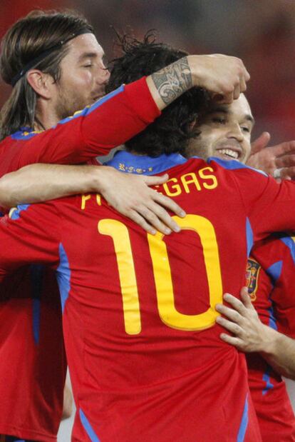 Ramos, Cesc y Xavi celebran uno de los goles de España.