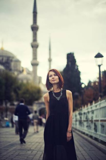 Una mujer, ante la Mezquita Azul de Estambul.