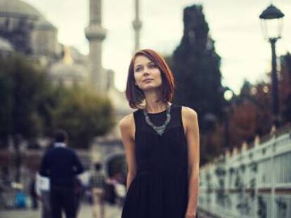 Una mujer, ante la Mezquita Azul de Estambul.