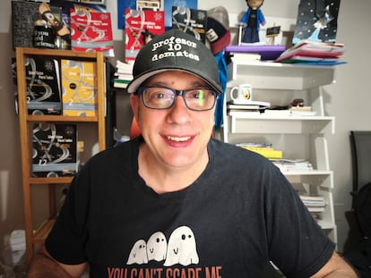 Sergio Castro, profesor de Matemáticas, Física y Química, conocido como Profesor10demates en redes sociales y en YouTube en el espacio donde graba sus vídeos. Foto cedida por Sergio Castro.