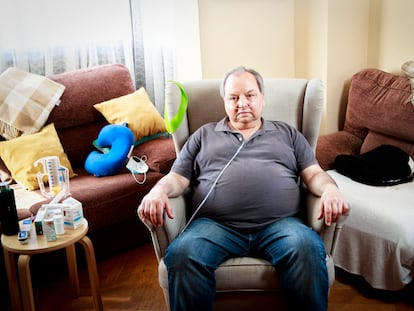 Pedro Sánchez, paciente con covid persistente con graves secuelas, en su casa de Madrid.