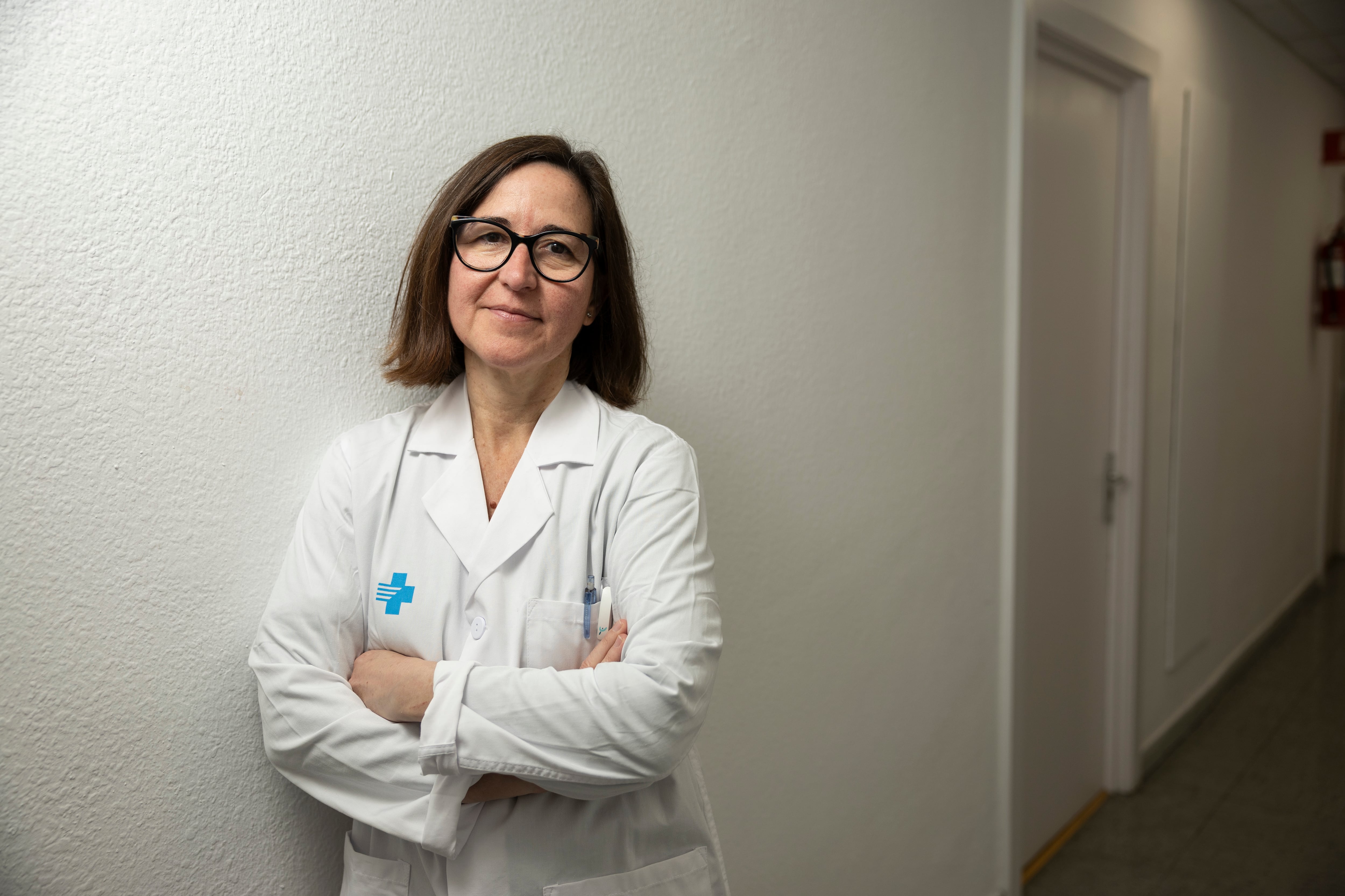 Gemma Parramon, en los pasillos del Hospital Vall d'Hebron de Barcelona, donde tiene su consulta de psiquiatría.