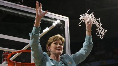 La entrenadora Pat Summitt del equipo femenino de la Universidad de Tennessee celebra uno de sus ocho títulos con el equipo.