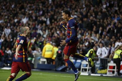 Neymar celebra un gol con Iniesta en el partido de liga entre el Real Madrid y el Barcelona en el estadio Santiago Bernabeu.