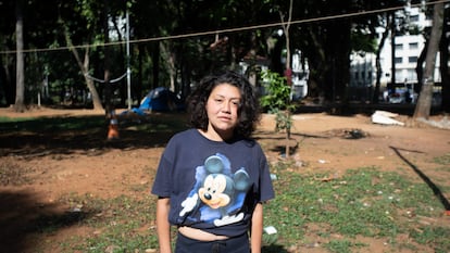 Bruna, de 29 anos, vive na praça da República, em São Paulo, e depende de doações para ter acesso a absorventes e outros itens de higiene.