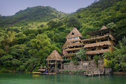 <p>Laguna Lodge Eco-Resort & Nature Reserve, en Guatemala, rompe muchas de las reglas no escritas sobre la hostelería de lujo. Lo que realmente lo diferencia es que, aunque un 95% de sus huéspedes sea omnívoro, Laguna no sirve carne ni pescado. Este drástico movimiento, junto con otros muchos, es parte de sus esfuerzos para reducir las emisiones de carbono. Hay 180 paneles solares que producen 20 Kw de potencia continua. Su sitio web está alojado en un servidor de carbono neutro. El wifi se proporciona mediante energía solar. Incluso los relojes de las habitaciones de los huéspedes funcionan con energía hidráulica.</p> <p>Al reducir su propio impacto medioambiental, el hotel también garantiza que tiene una huella positiva en las comunidades y el entorno que le rodea. Todos sus empleados son indígenas mayas y, de ellos, la mitad son mujeres. Todos reciben formación en hostelería además de una educación más general. </p> <p>Asimismo, Laguna ofrece estancias en el hotel a profesionales de la salud a cambio de las consultas o tratamientos para los miembros de la comunidad local. El hotel proporciona transporte y cuidados posteriores a la población local cuando es necesario y envía comida a las personas enfermas o a los ancianos.</p> <p>Al ayudar a su comunidad, también está trabajando para proteger el Parque Nacional Laguna, hábitat de muchas especies endémicas y casi amenazadas. En las tierras del hotel se plantan árboles nativos y los beneficios del precio de las entradas se devuelven al parque para mantener los caminos, limitar las especies invasivas, formar a los guías y proteger la flora y la fauna.</p>