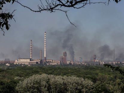 Varias columnas de humo se levantaban junto a la planta química de Azot, en Severodonetsk, el pasado 10 de junio.