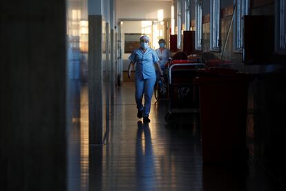 Una sanitaria, en el pasillo de un hospital de Buenos Aires (Argentina).