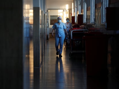 Una sanitaria, en el pasillo de un hospital de Buenos Aires (Argentina).