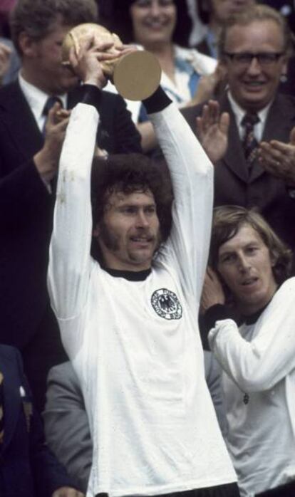 Breitner levanta la Copa Mundial.