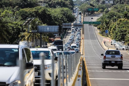 Las principales autopistas registra un aforo vehicular durante el regreso después del periodo vacacional de fin de año.