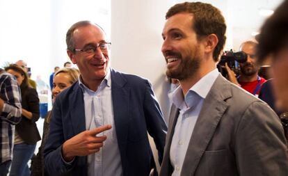 El presidente del PP, Pablo Casado, y el líder de los populares vascos, Alfonso Alonso, durante la convención del PP de Euskadi del pasado septiembre.