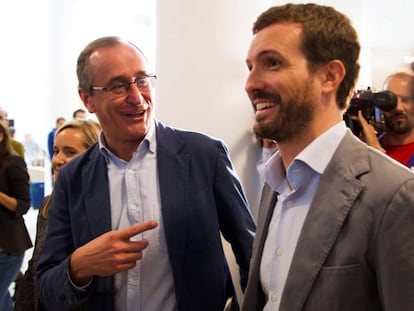 El presidente del PP, Pablo Casado, y el líder de los populares vascos, Alfonso Alonso, durante la convención del PP de Euskadi del pasado septiembre.