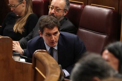 El líder de Ciutadans, Albert Rivera, escolta la intervenció del secretari general del PSOE, Pedro Sánchez.