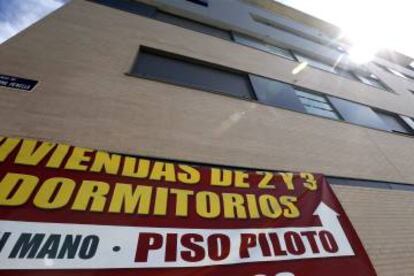 Cartel de venta de viviendas en un edificio de Valdebebas, Madrid. EFE