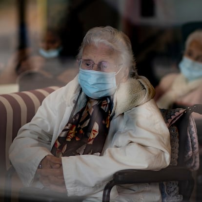 Residents look at the street through a window at the Icaria nursing home in Barcelona, Spain, Nov. 25, 2020. The image was part of a series by Associated Press photographer Emilio Morenatti that won the 2021 Pulitzer Prize for feature photography. (AP Photo/Emilio Morenatti)
