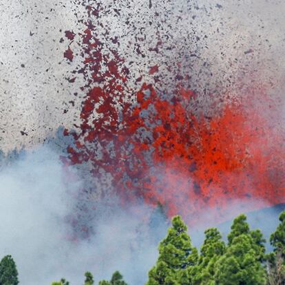 Lava and smoke are seen following the eruption of a volcano in the Cumbre Vieja national park at El Paso, on the Canary Island of La Palma, September 19, 2021. REUTERS/Borja Suarez