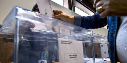 Una persona votando durante unas elecciones.