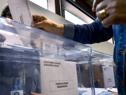 Una persona votando durante unas elecciones.