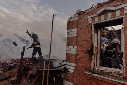 Dos bomberos retiraban los escombros de una vivienda afectada por bombardeos, a las afueras de Járkov, mientras continua el ataque de Rusia en Ucrania, el lunes. El último informe de la inteligencia británica publicado este martes advierte de que las tropas rusas todavía representan una "amenaza significativa" para la capital de Ucrania, Kiev.