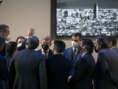 El rey Felipe VI (a la izquierda) conversa con el presidente del Gobierno y resto de empresarios al finalizar el acto, este viernes.