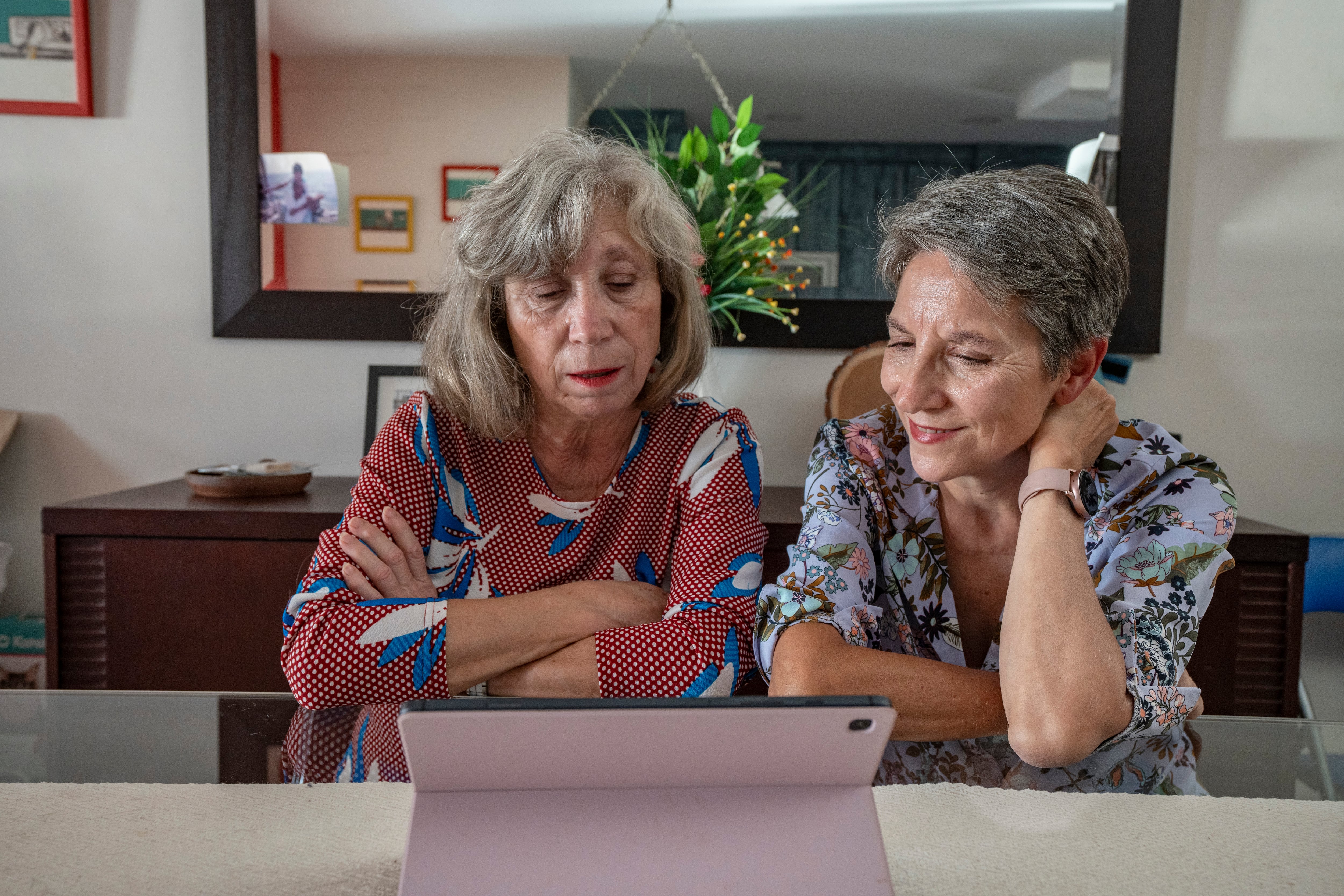 De la vergüenza al orgullo: las nietas del represaliado Muñoz y el represor Urraca se encuentran en Cádiz