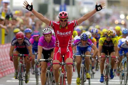 Cipollini gana con su autoridad de tantas veces una etapa del Giro de 2001.