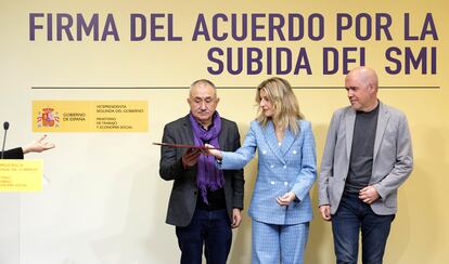 La vicepresidenta segunda del Gobierno y ministra de Trabajo y Economía Social, Yolanda Díaz, firma con los secretarios generales de CC OO, Unai Sordo, y UGT, Pepe Álvarez, el acuerdo sobre el SMI, el 17 de enero.