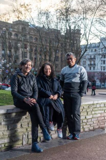 De izquierda a derecha, Indra Ameng, Ayşe Güleç y Ade Darmawan, en febrero en Bilbao.