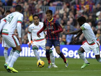 Neymar, entre dos jugadores del Granada.