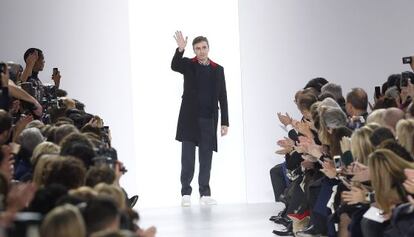 Raf Simons saluda tras presentar una de sus colecciones de Dior para 2015.